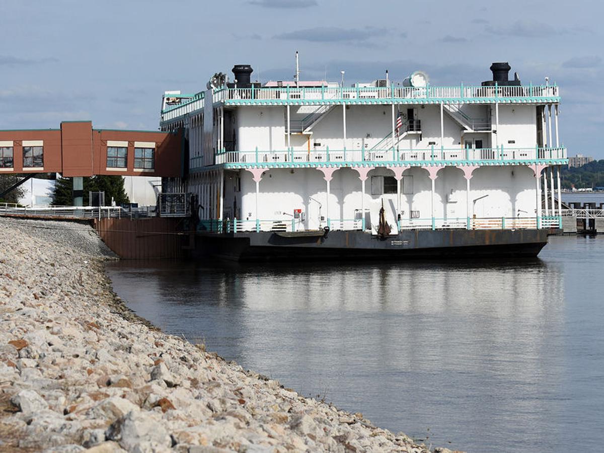 Riverboat gambling davenport ia Riverboat gambling davenport ia