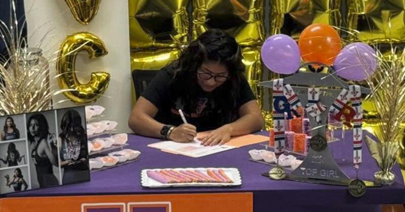 Yaretzi Palma signs with Missouri Valley