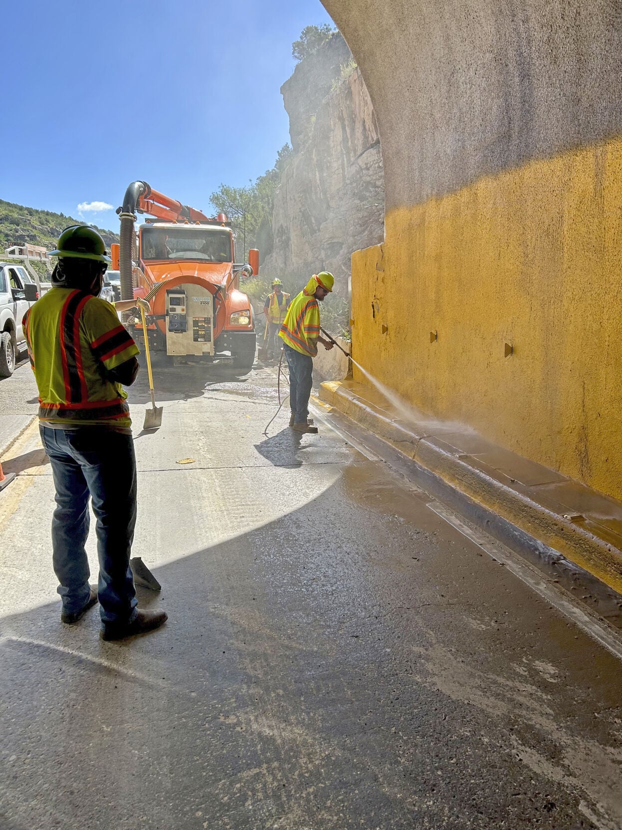 Tunnel cleaning set on US 82