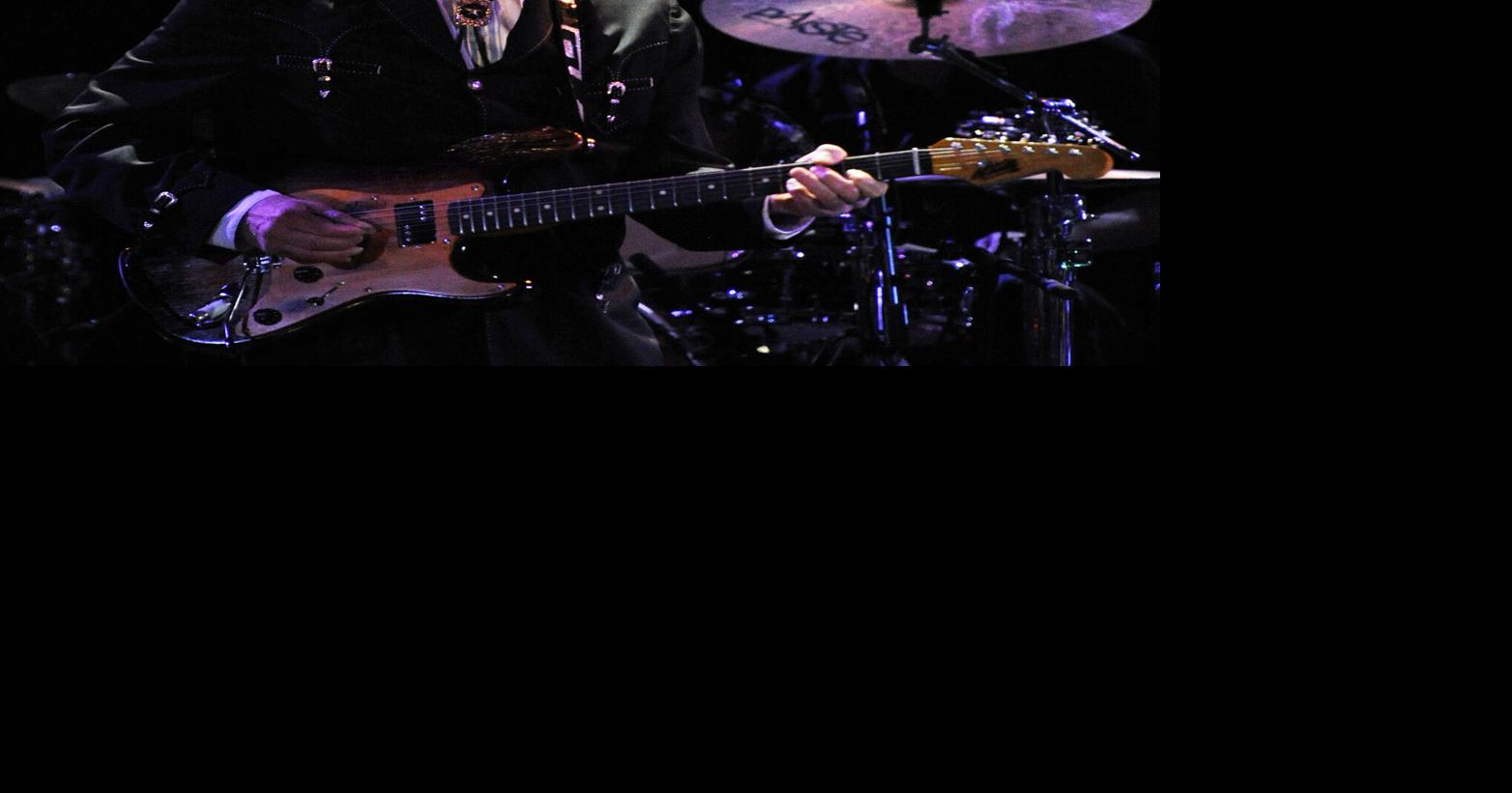 Review: Bob Dylan’s concert in San Diego quietly embraced the darkness