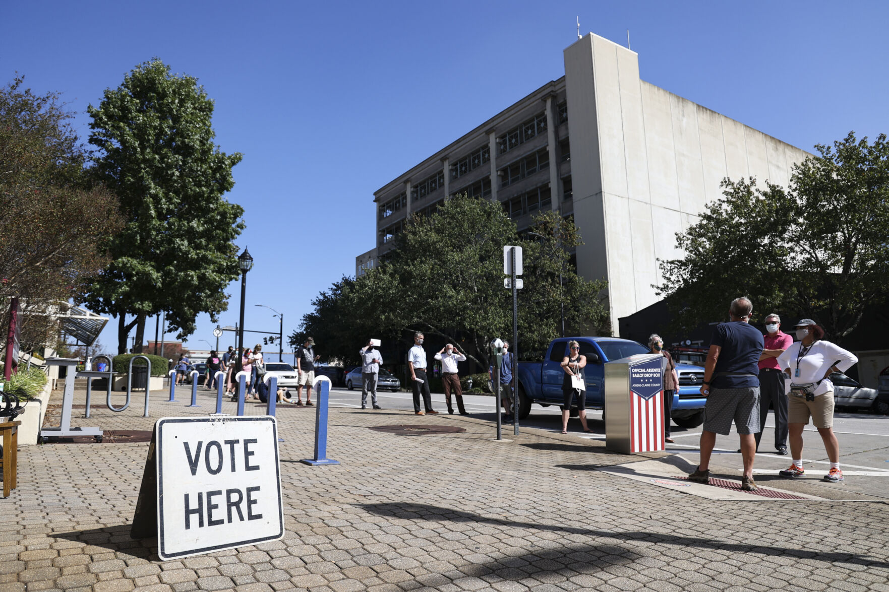Athens voters face long lines, parking issues in first days of early ...
