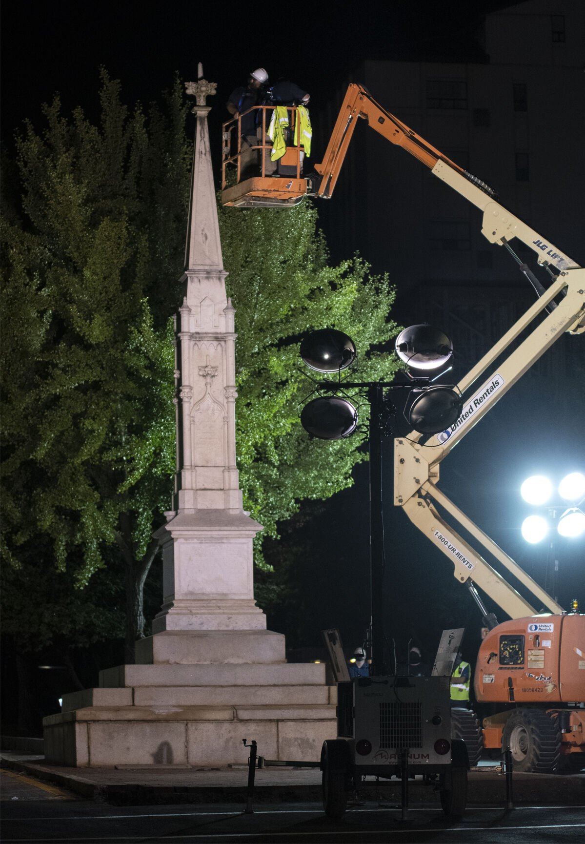 200810_ks_MonumentDismantling_0008.jpg