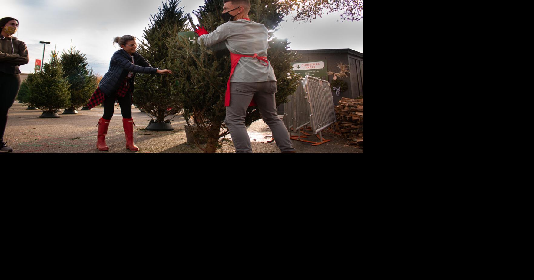 PHOTOS Beechwood holiday market brings Santa, trees, gifts to Athens