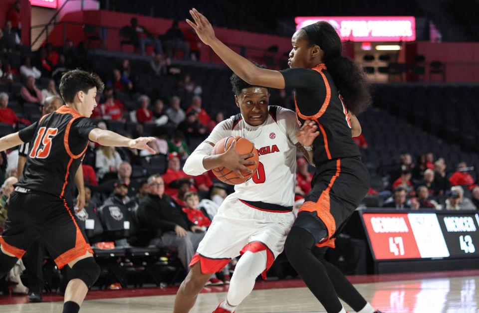 Georgia Women S Basketball Easily Defeats Lipscomb 77 45 Women S