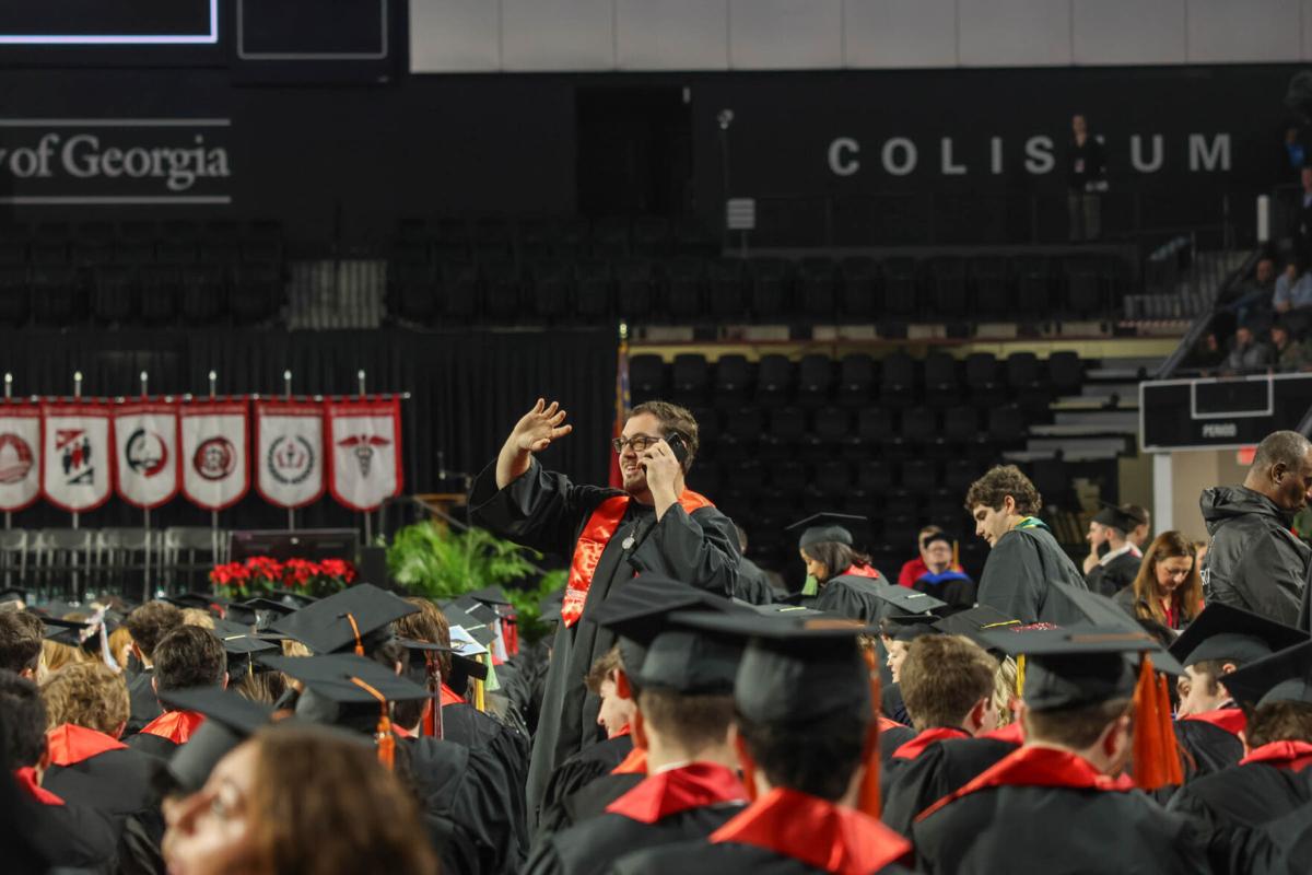 FOTOS: Ceremonia de graduación de otoño 2025 de la UGA | En-espanol |  redandblack.com, image size:1200x800