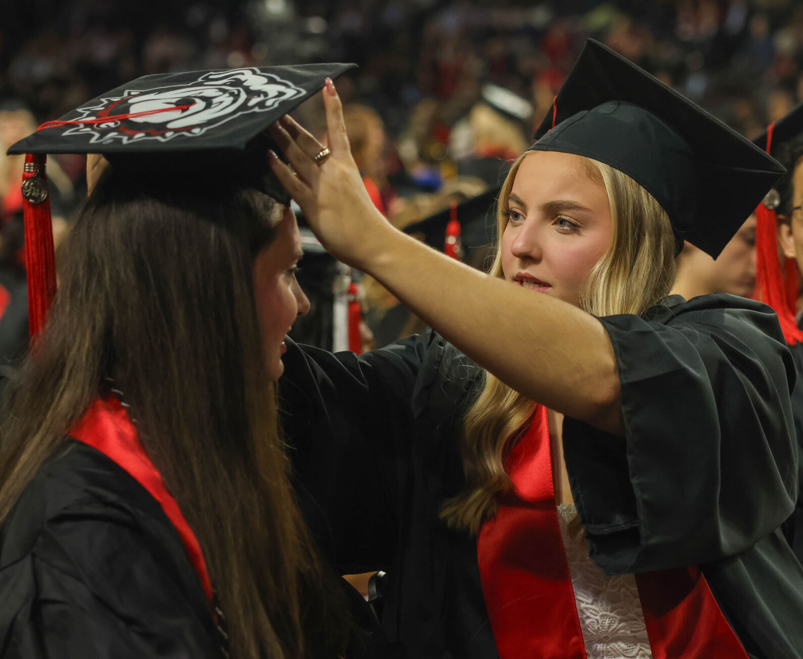 FOTOS: Ceremonia de graduación de otoño 2025 de la UGA | En-espanol |  redandblack.com, image size:1589x1305