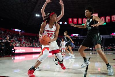 Georgia Women S Basketball Falls 72 38 To Defending National