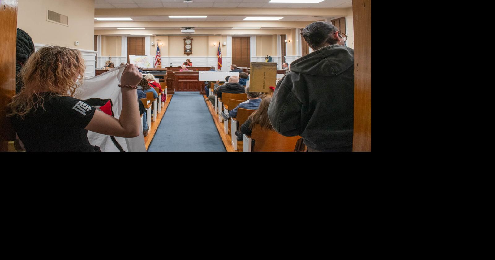 Athens commission discusses short-term property rentals amid pro-Palestine demonstrators
