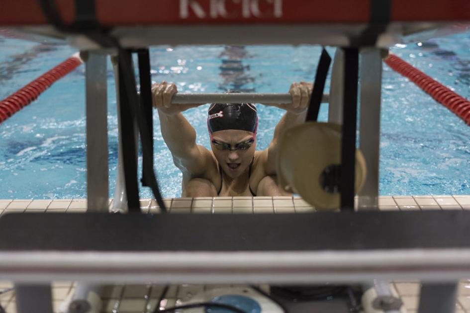 Former Georgia Swimmer Olivia Smoliga Takes Gold At Fina World Championships Georgia Sports Redandblack Com