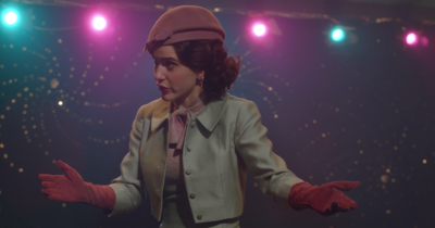 Review The Marvelous Mrs Maisel Offers Straightforward Comedy