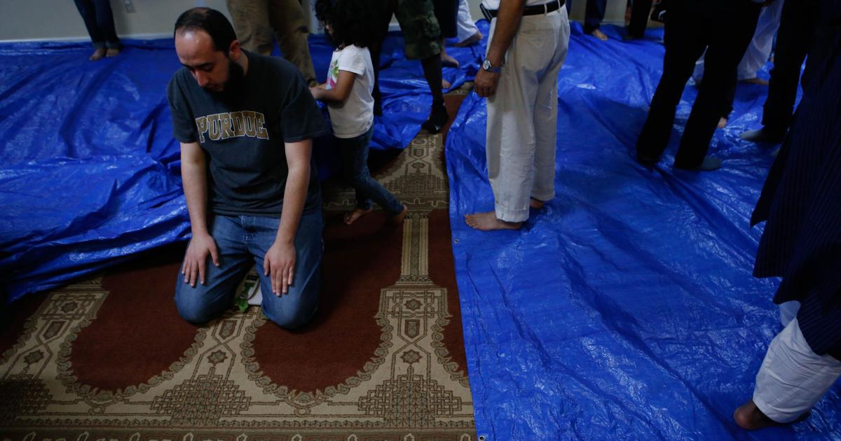 Muslims Getting Rashan PHOTOS: The Holy Month of Ramadan | Arts & Culture | redandblack.com