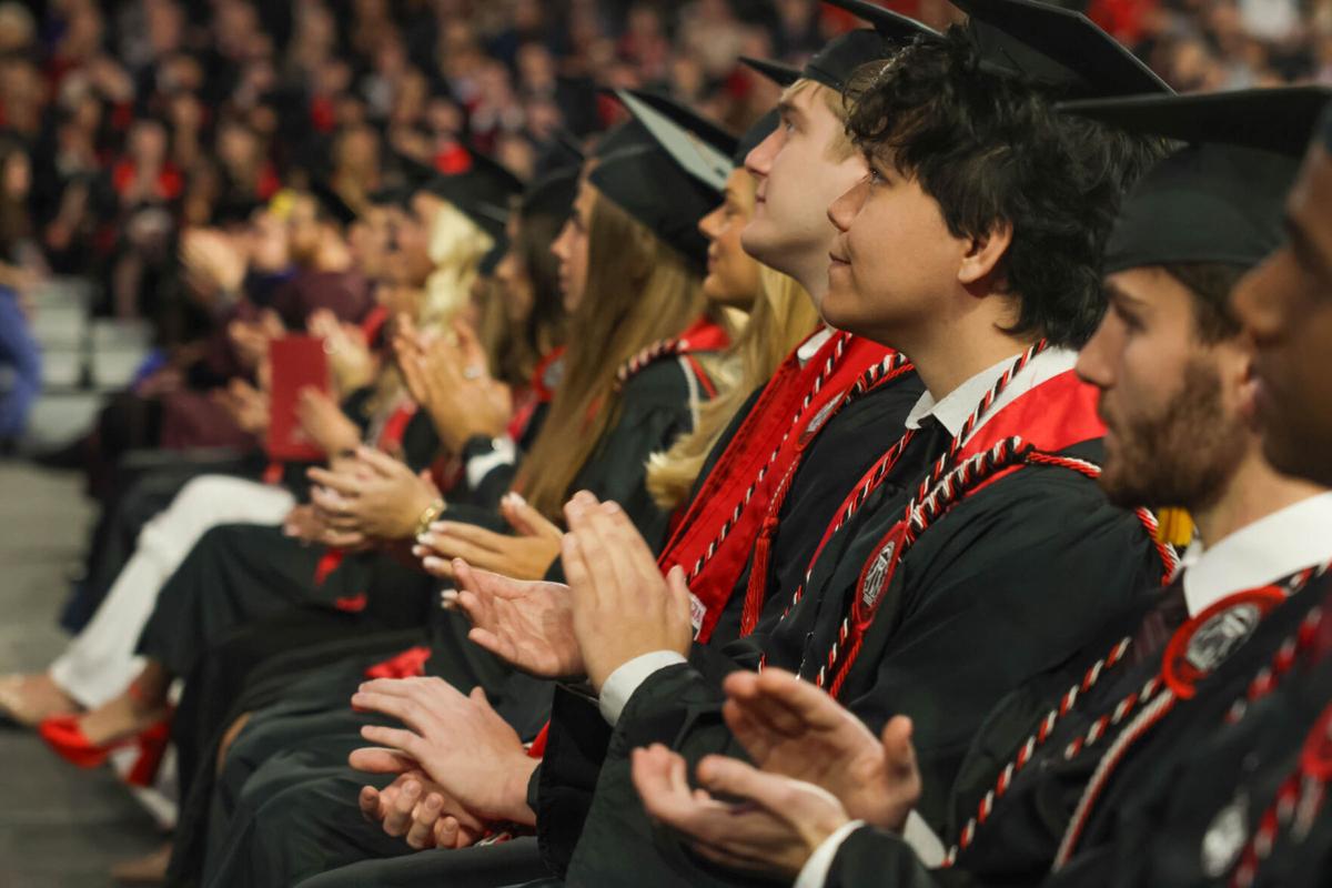 UGA celebra la ceremonia de graduación de otoño 2025 | En-espanol |  redandblack.com, image size:1200x800