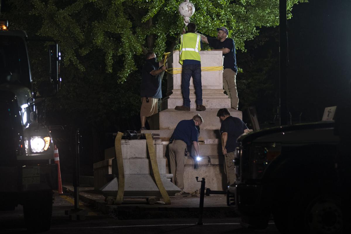 200810_ks_MonumentDismantling_0027.jpg