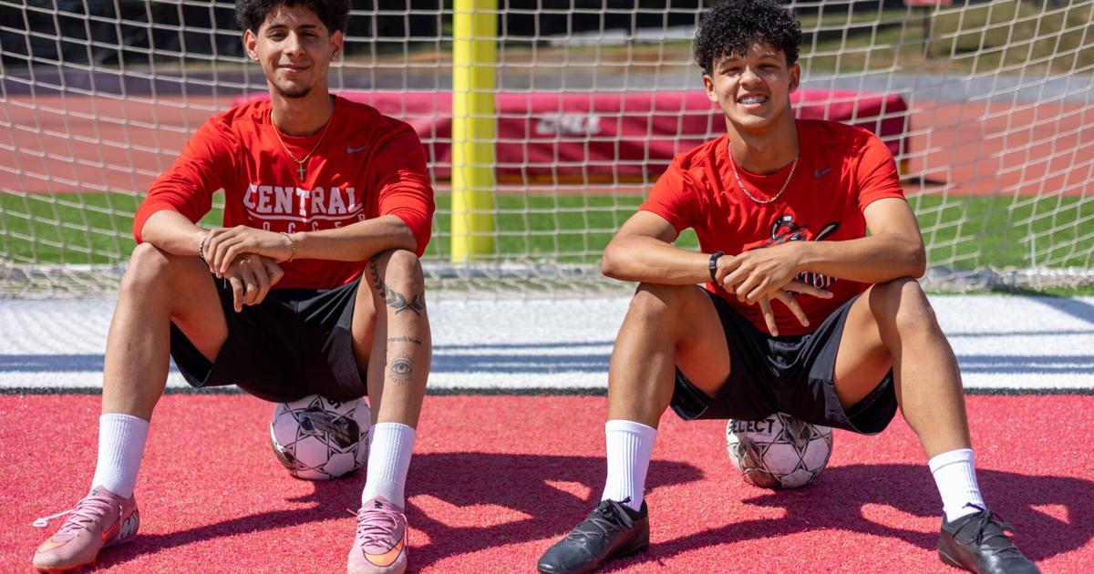 Un patrimonio compartido: 2 atletas de Clarke Central se unen a través del fútbol y la cultura