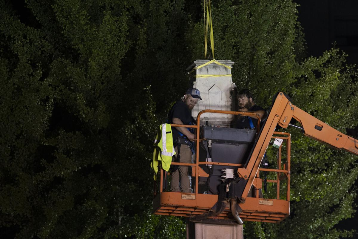 200810_ks_MonumentDismantling_0016.jpg