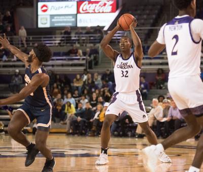 Dooley Wants Centers To Be Aggressive Sports Reflector Com