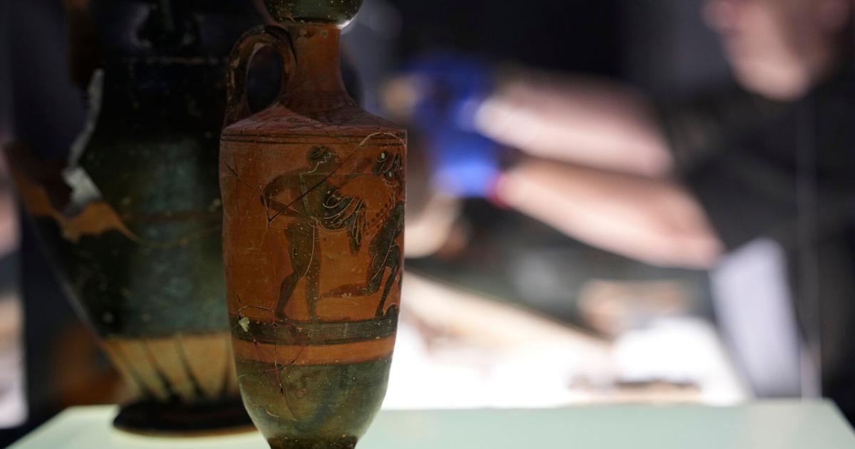 Image accompanying source report: Israel Hands Back 22 Looted Antiquities to Greece in First-Ever Restitution