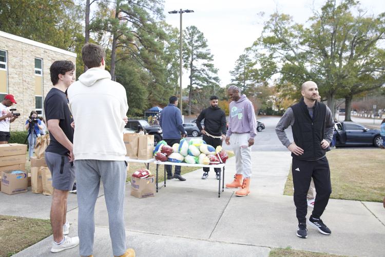 Ezra Ausar, Pirates ‘show the love’ off the court with turkey drop