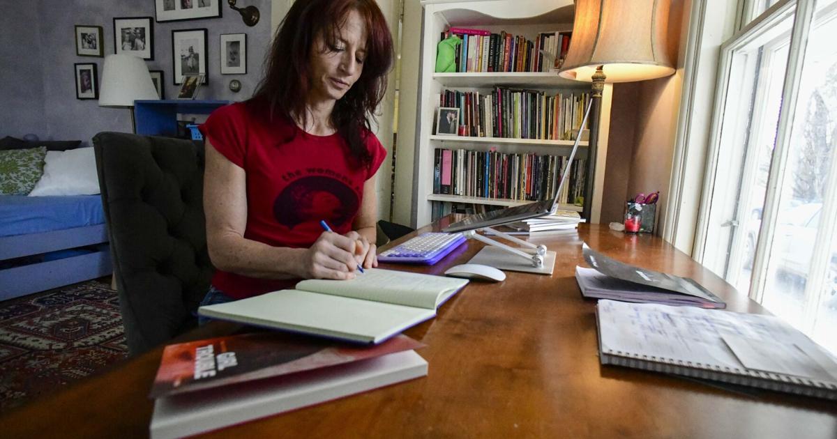 Un rugido a plena voz: La nueva colección de poemas de un poeta local es una inmersión profunda en la cultura de la violación, la maternidad y la memoria.