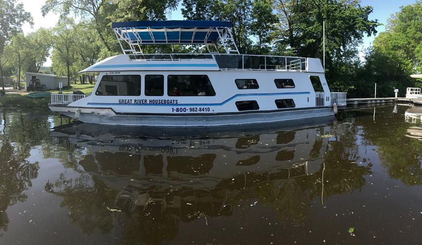 Find your (temporary) home on the water with Great River Houseboats in