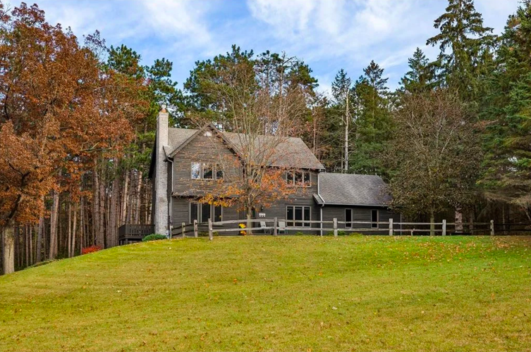 Photos Warm and house on 3 acres for sale in Red Wing Real