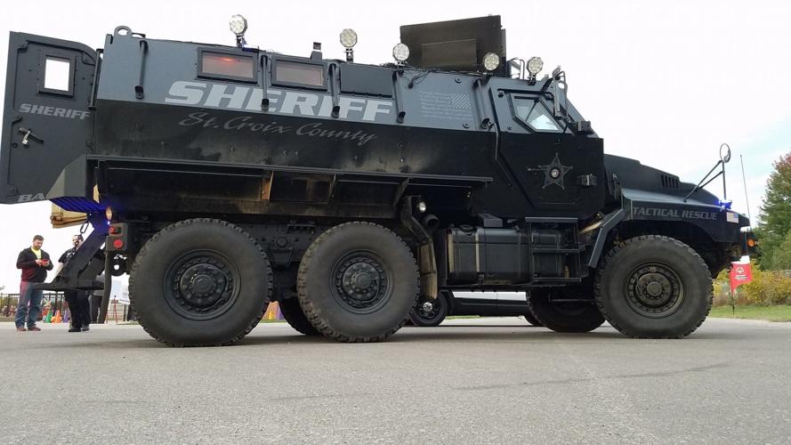 4163512+st croix sheriff armored vehicle.jpg