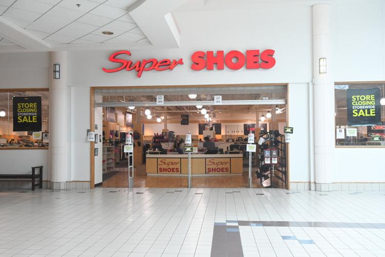 American Dream Mall Christmas Shopping Tour: Footwear, Apparel Sales –  Footwear News