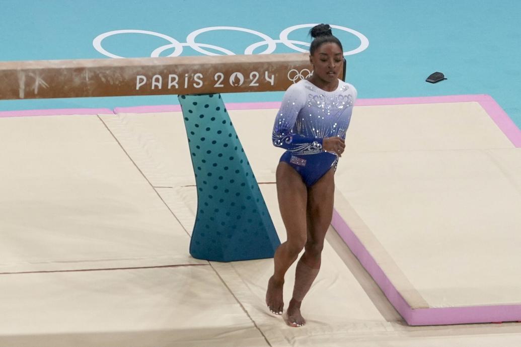 Simone Biles slips off the balance beam during event finals to miss the