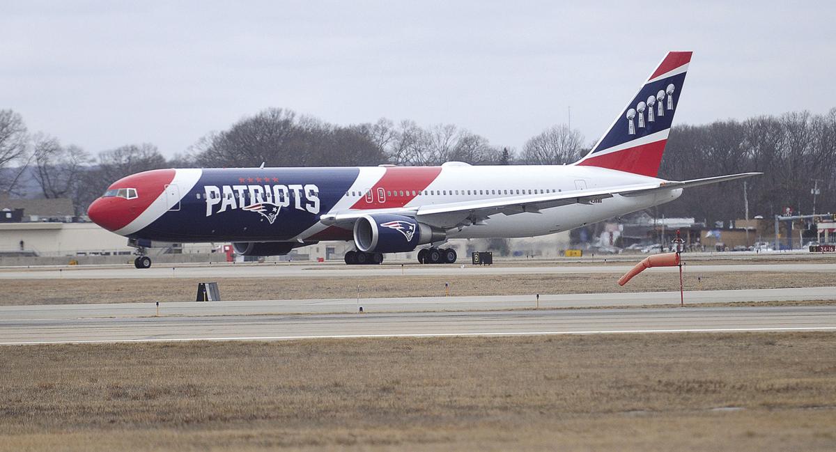Local Fans Watch As Patriots Team Plane Lifts Off From T F Green En Route To Super Bowl Kent County Daily Times Ricentral Com