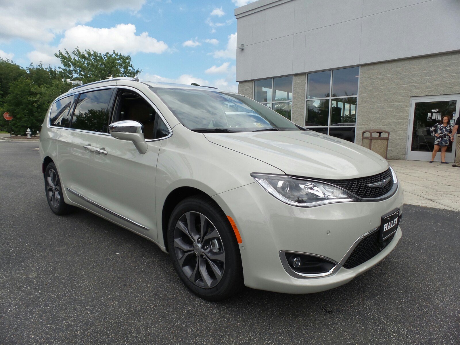 2017 Tusk White Chrysler Pacifica Crossover Richmond 2017 Tusk White Chrysler Pacifica
