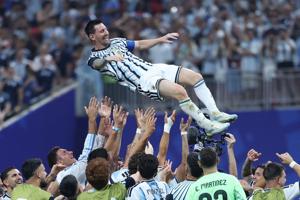 Argentina's forward #10 Lionel Messi is lifted by teammates as they celebrate after winning the 2026 World Cup round of 16 football match between Argentina and Egypt at Atlanta Stadium in Atlanta on July 7, 2026.