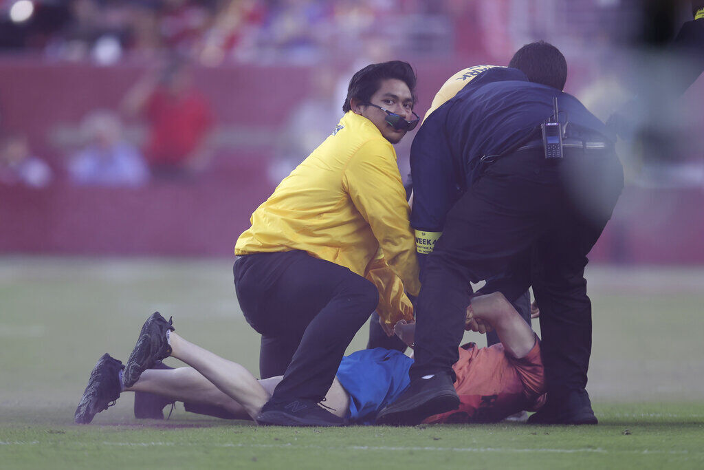 Rams LB Bobby Wagner flattens protester who gets on field