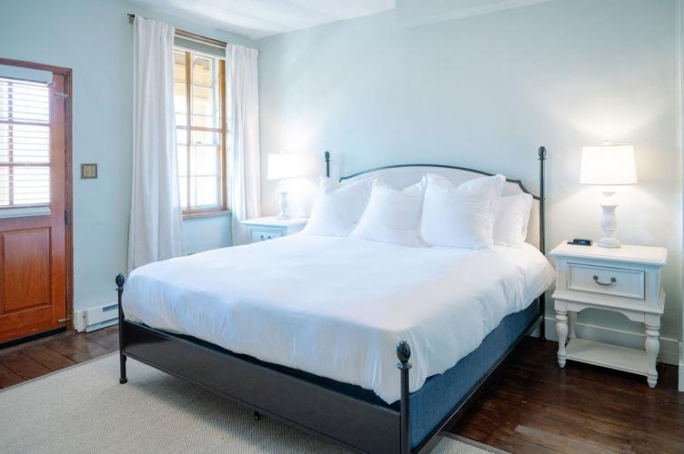 Crossroads Inn Guestroom