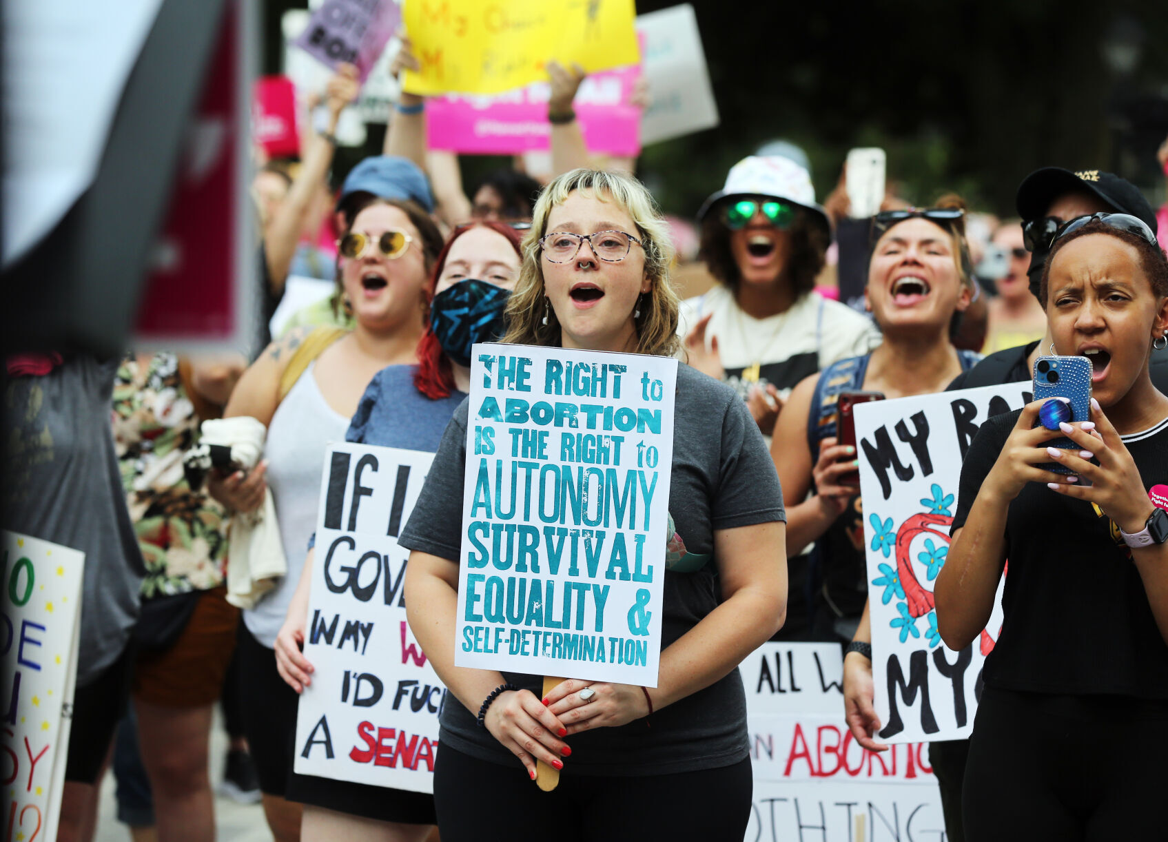 Hundreds rally in Monroe Park backing abortion rights