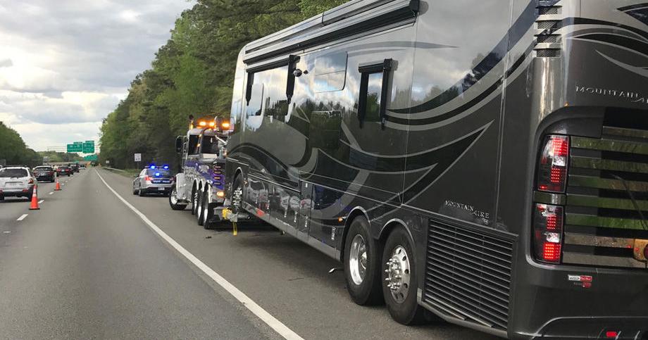 Tow truck driver struck by vehicle on I-95