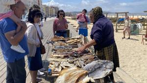 On the Nazaré boardwalk, locals and tourists alike are enticed by vendors offering all sorts of sun-dried and salted fish.