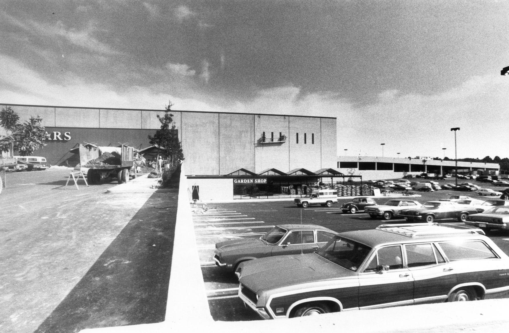 17 archive photos of Regency Mall in VA