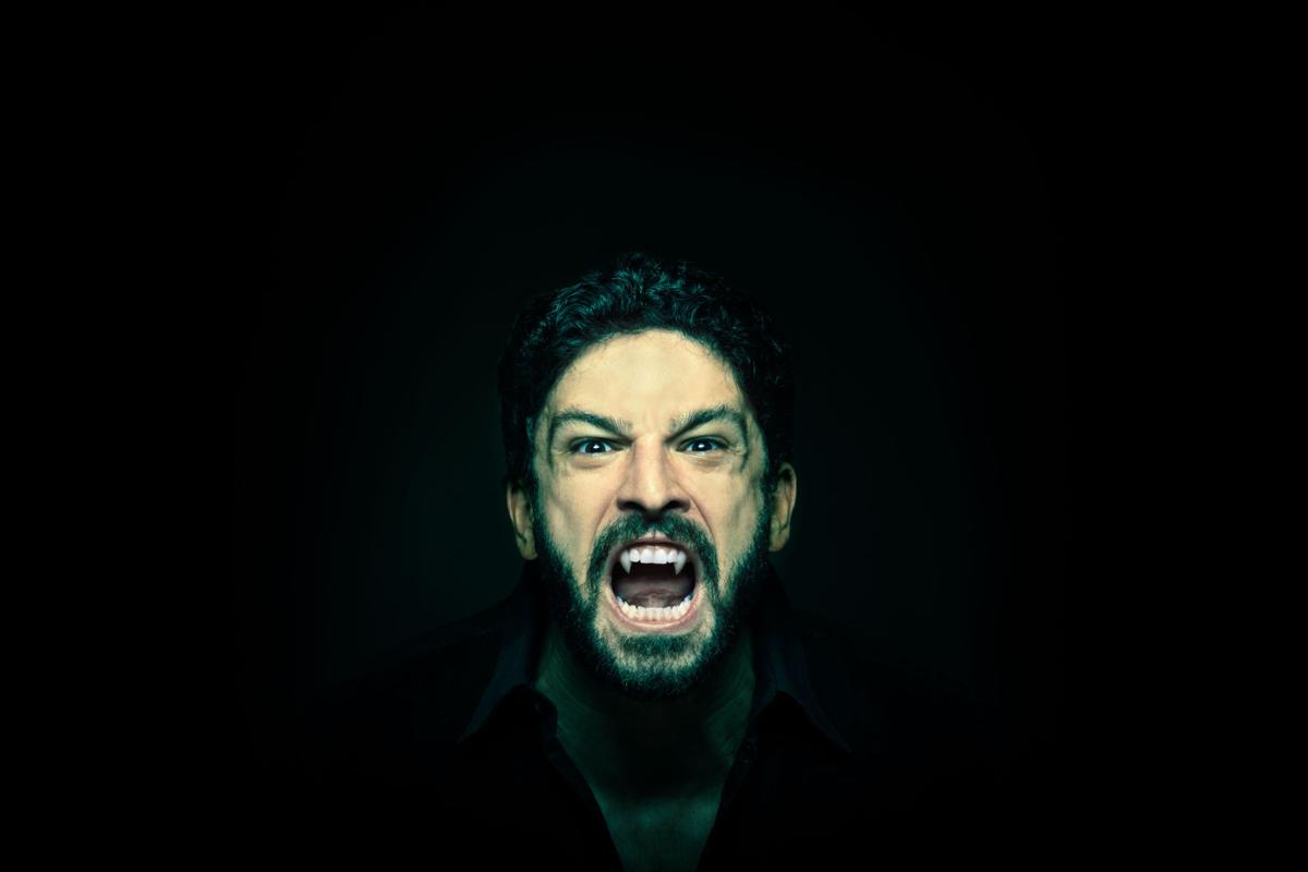 Theater review 'Dracula' Art & Museums