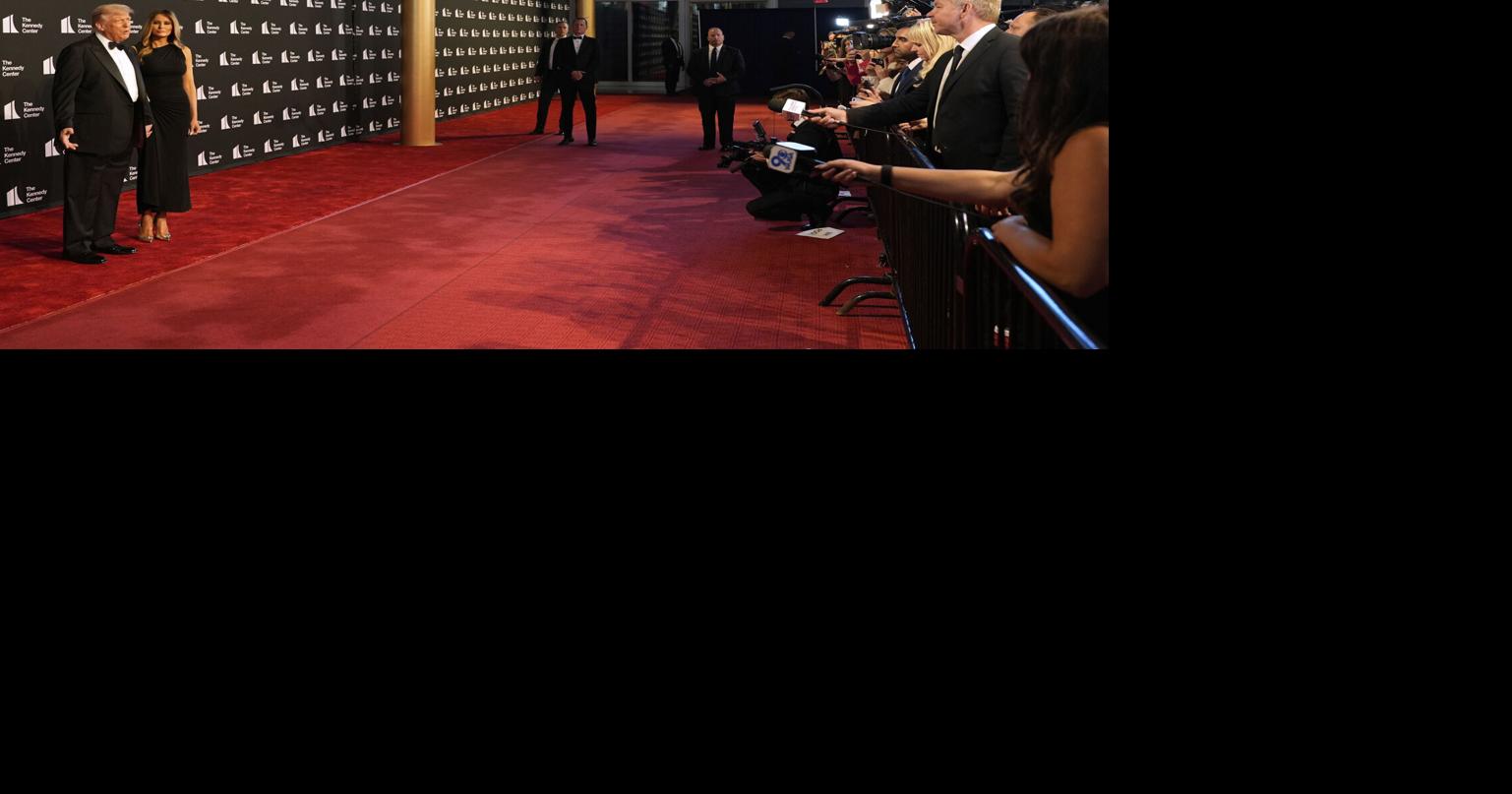Trump booed and cheered at the Kennedy Center while attending 'Les ...