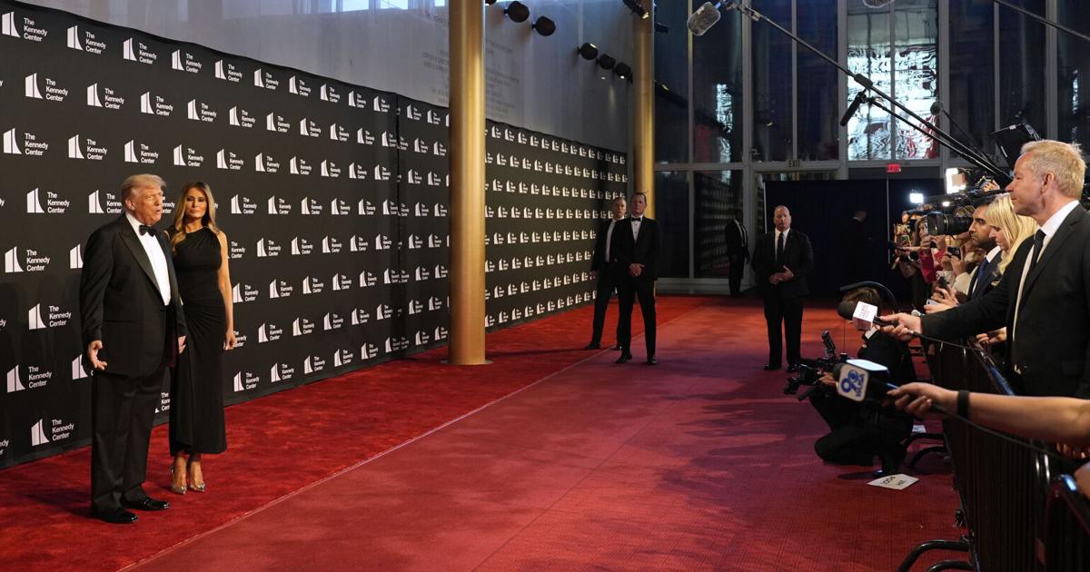 Trump booed and cheered at the Kennedy Center while attending 'Les ...