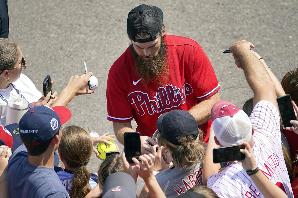 Nationals, Phillies players mingle with Little Leaguers
