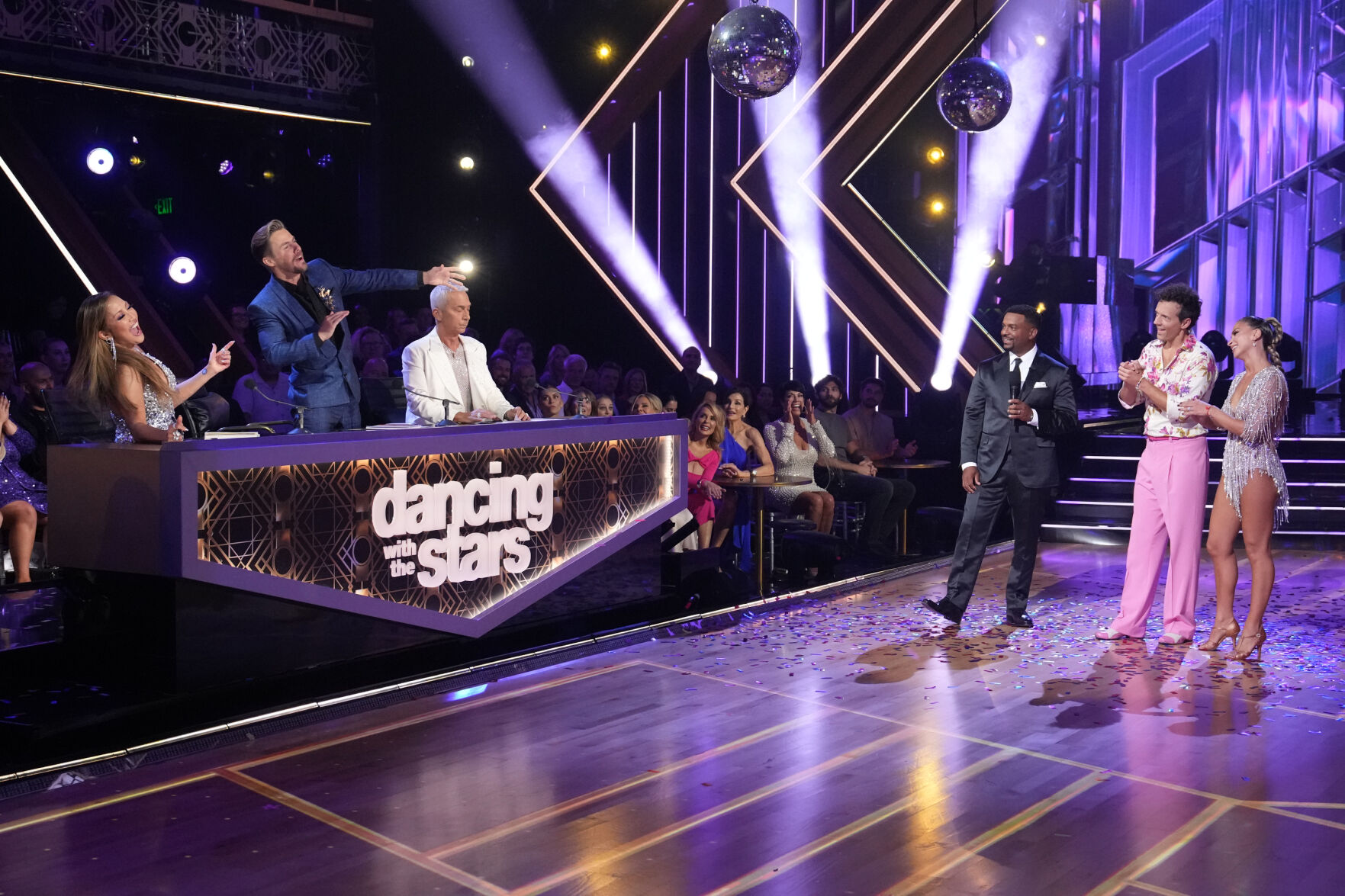 Jason Mraz dances to own song on Dancing with the Stars