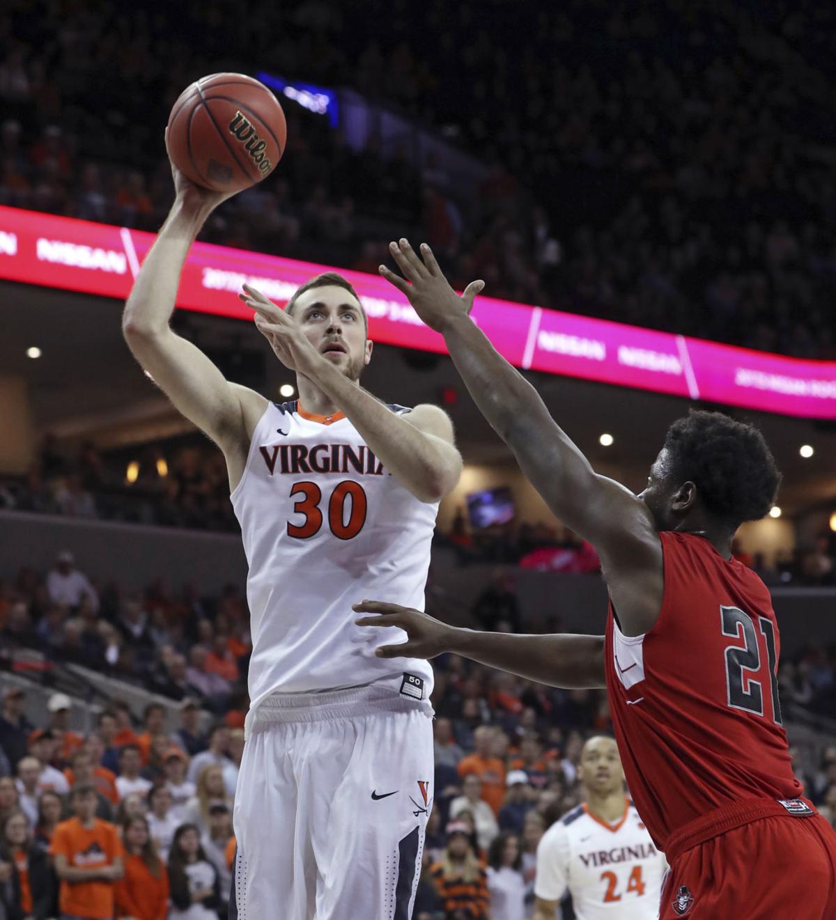 Jay Huff wows in debut as UVA romps Austin Peay