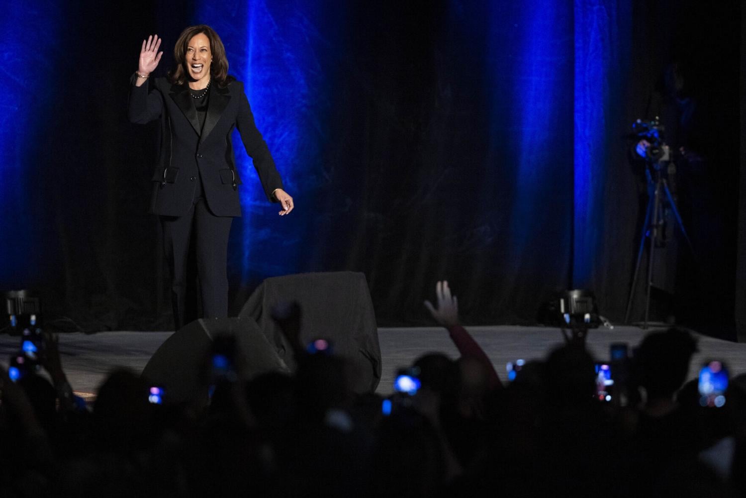 Kamala Harris macht auf ihrer Buch-Tournee Halt in Richmond und hebt ...