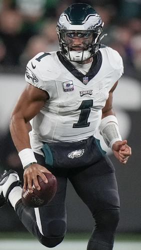 Hurts returns from injury, leads Eagles to No. 1 seed in NFC