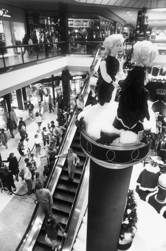 17 archive photos of Regency Mall in VA
