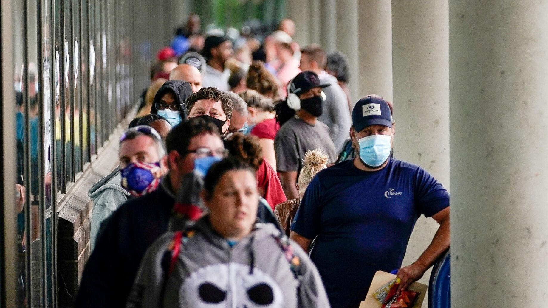 Jobless claims rise as omicron spreads in the United States