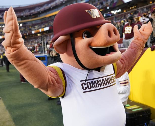 WATCH: Commanders use mascot to reveal schedule