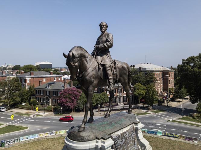 Aerial photo of Robert E. Lee statue on Monument Avenue