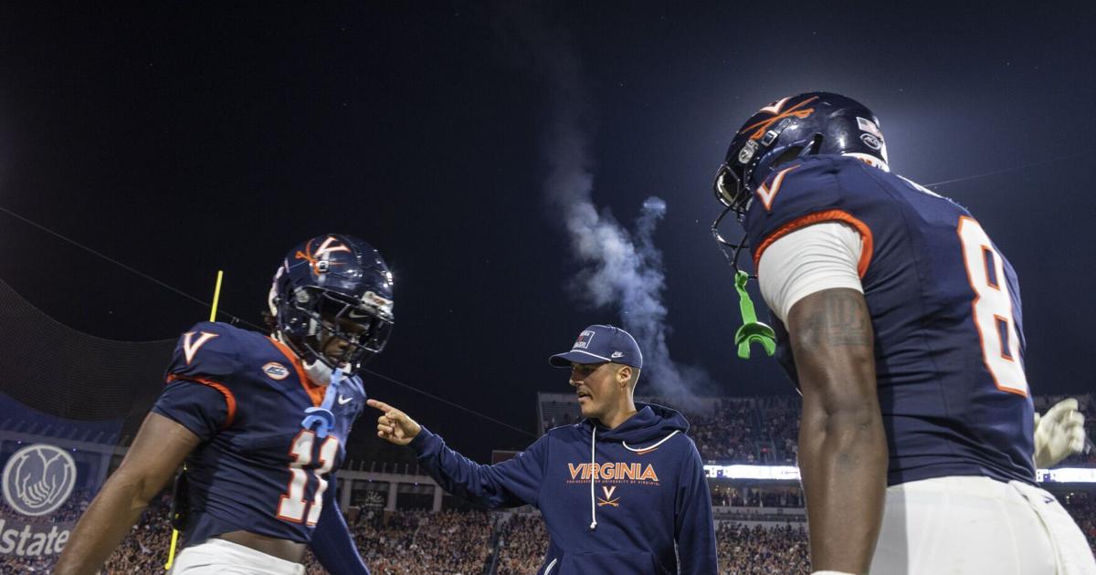 Virginia Football steigt in den AP Top 25 um einen Platz auf.